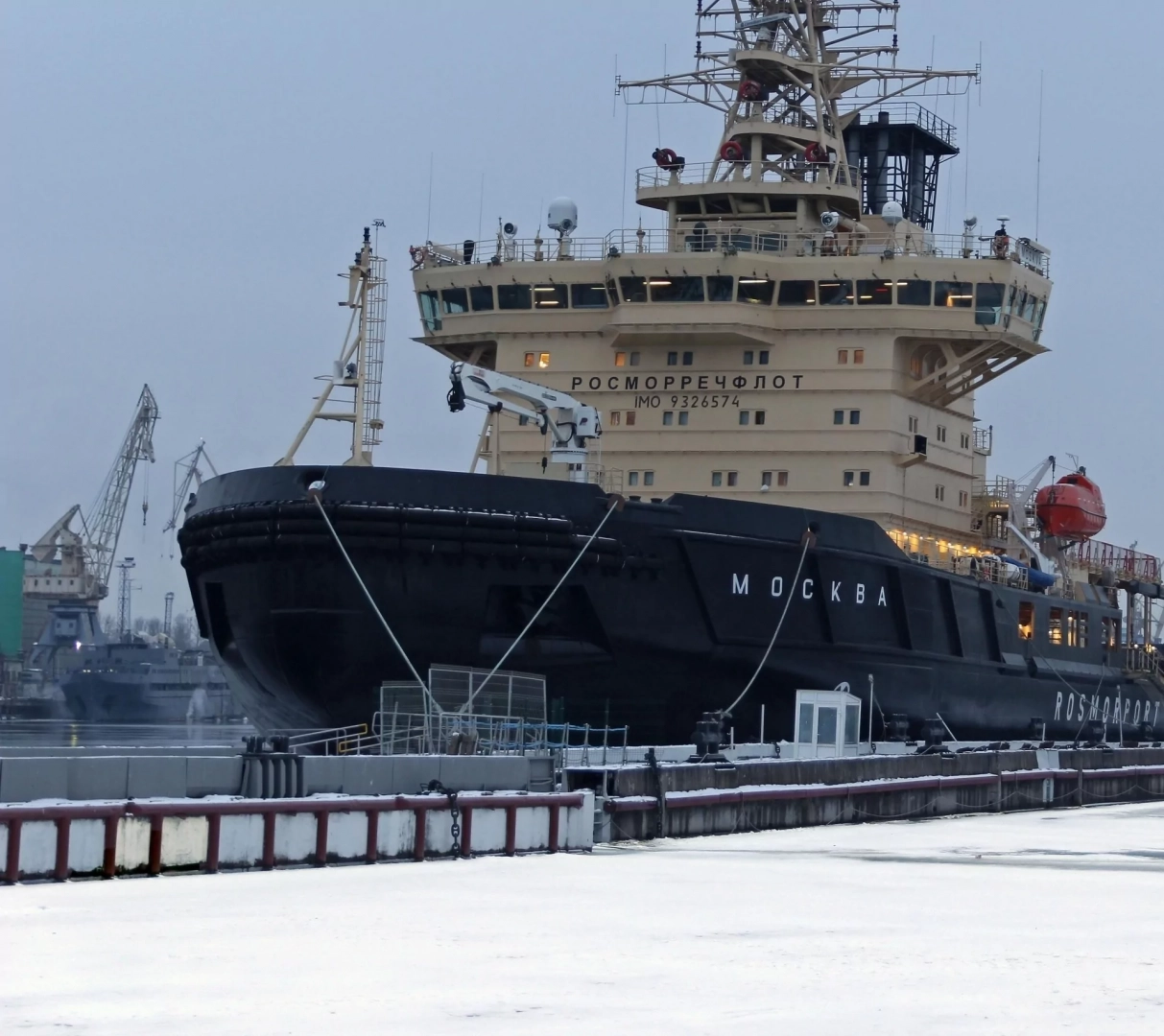 为 《莫斯科》号破冰船喷漆提供材料 AKRUS ®